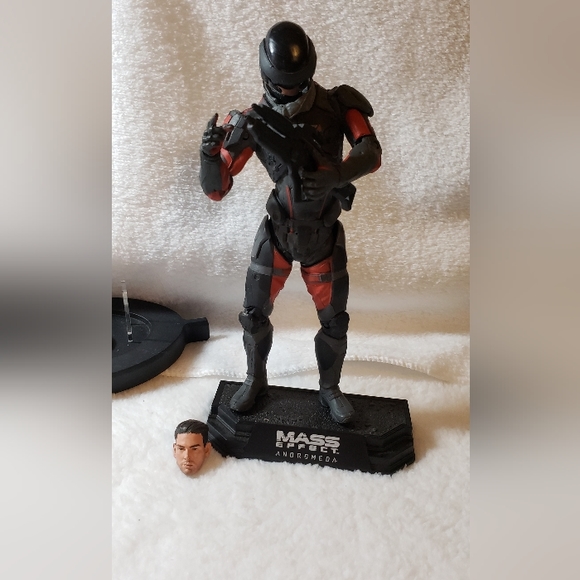MCFARLANE MASS EFFECT ANDROMEDA SCOTT RYDER 7" ACTION FIGURE - Picture 10 of 12